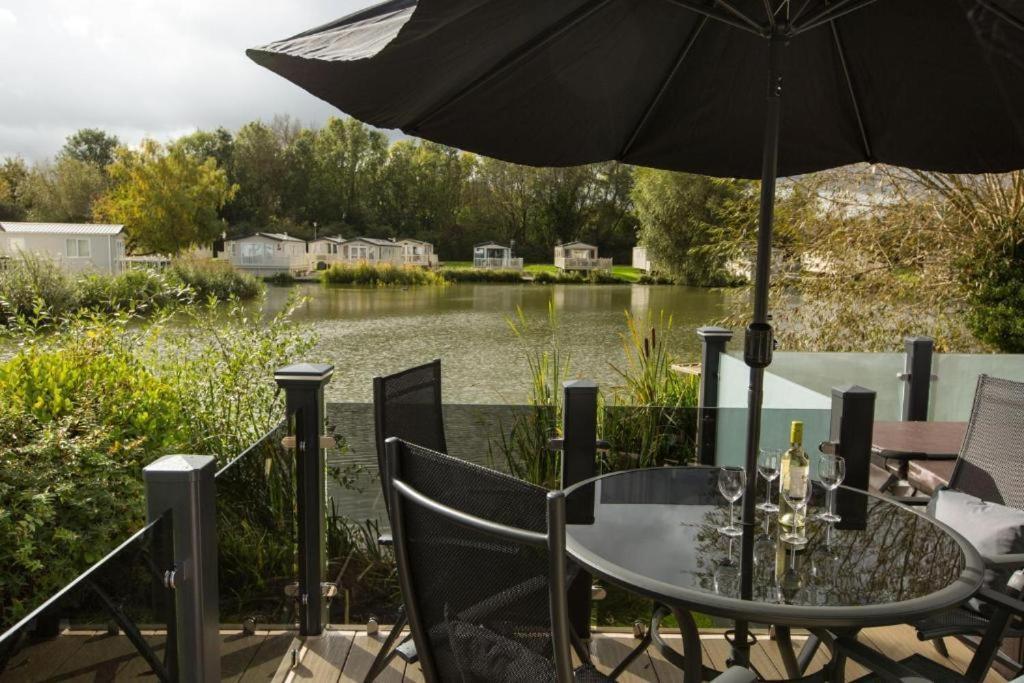 Mallard Lake South Cerney Luaran gambar